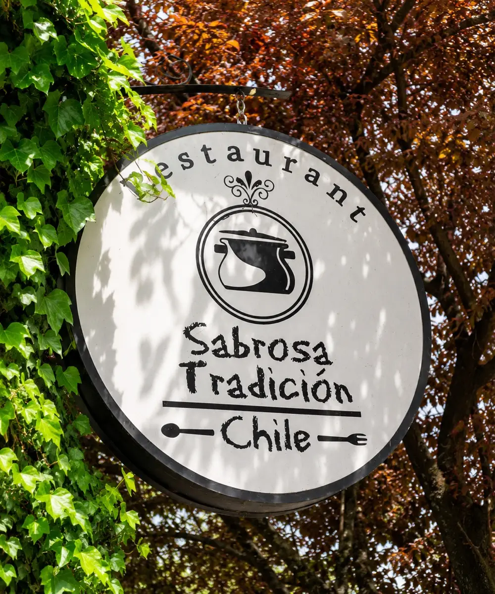 Letrero de La Sabrosa Tradición, cocinería